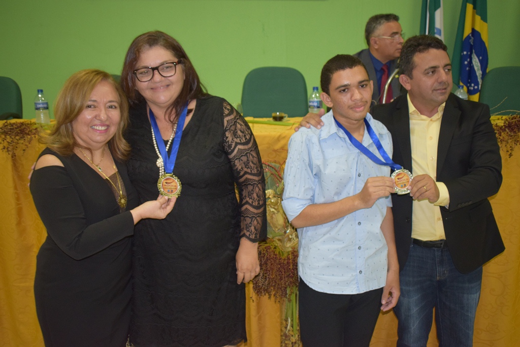 A Câmara realizou na noite dessa quinta-feira sessão solene em homenagem a professora Silvana Orsano e o aluno Léo Pereira